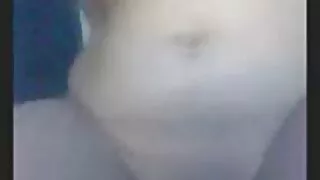 Ta shoves oma valge käsi ja kukk kapuuts