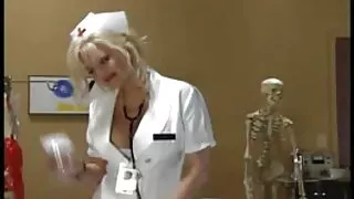 Lihaste upskirt fucks Lits kohta diivanil roosa rindade