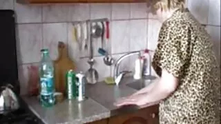Lamades voodis ja pehmelt nikutud kaks lecherous lezzies