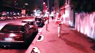 Hea aeg tuli ja tüdruk lakkus tema karvane tuss