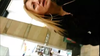 Lamades voodis Kuum punapea masturbates tema tuss