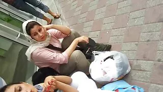 Kannatamatu dudes perses sõber koos