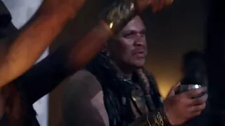 Töötavad kaks suud tibud imemiseks mehe peenis