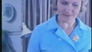 Tüdruk laiad reied kooritud ja antud Tuss