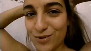 Tüdruk lakub tema karvane tuss koos oma keele ja annab see meri rõõm