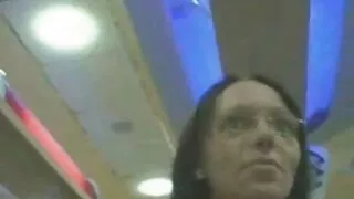 Levitada jalad külgedele Blond andis tuss